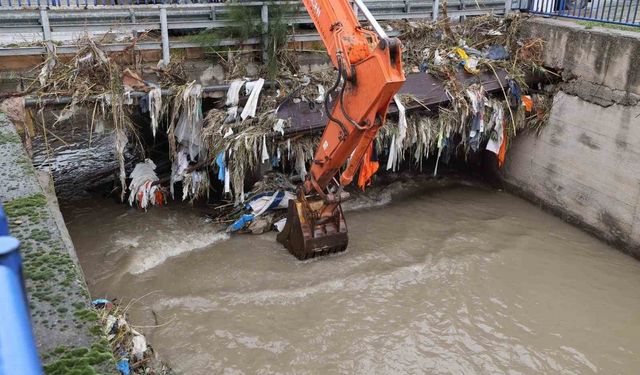 İzmir'de kuvvetli yağış alarmı: Bin 310 personel, 342 araç ve 200 pompa ile sahada