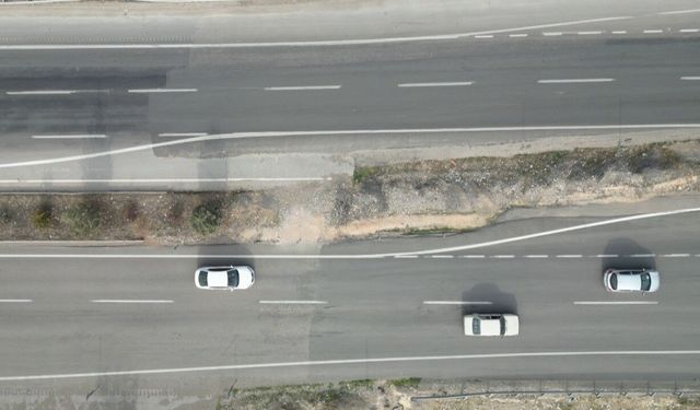 Kahramanmaraş'ta depremde 7 metre kayan yol dikkat çekiyor