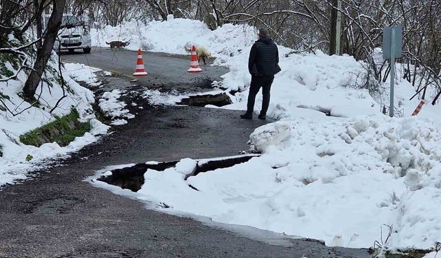 Kar yağışı sonrası mahalle yolu heyelana teslim oldu