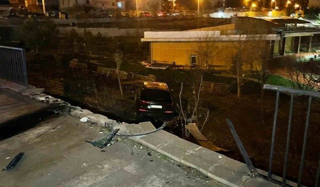 Karaman'da kontrolden çıkan cip kafenin bahçesine uçtu