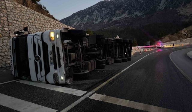 Karayolunda yem yüklü tır devrildi: 2 yaralı
