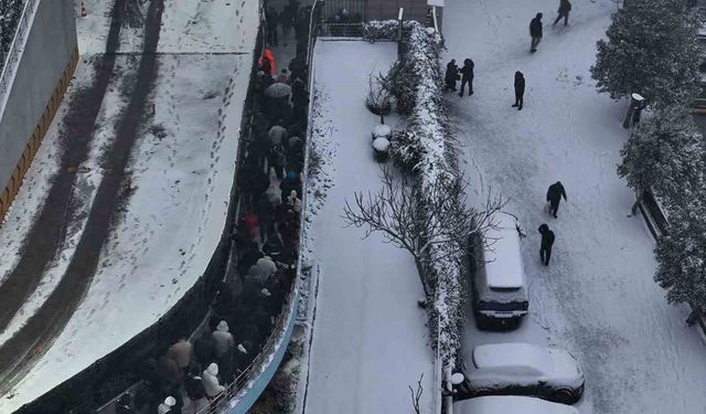 Karlı kaplı yollarda yürüyen vatandaşların karla imtihanı