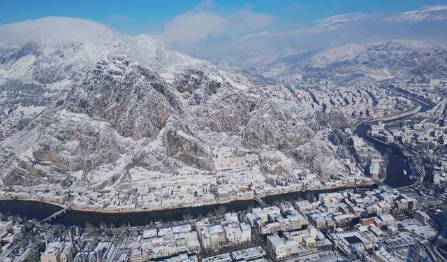 Kartpostal şehir Amasya beyaza büründü