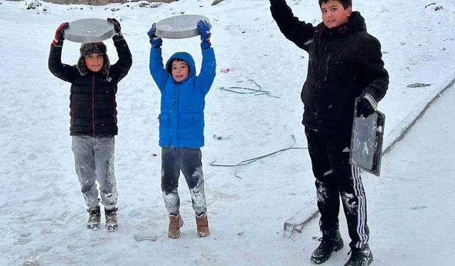 Kayseri'de çocukların kar eğlencesi: Tepsilerle kayak yaptılar