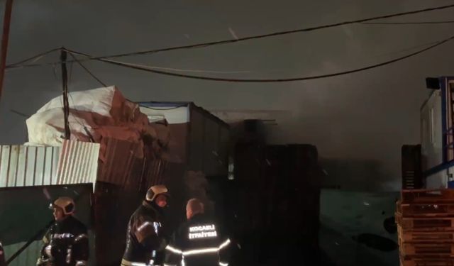 Kocaeli'de palet deposunda yangın