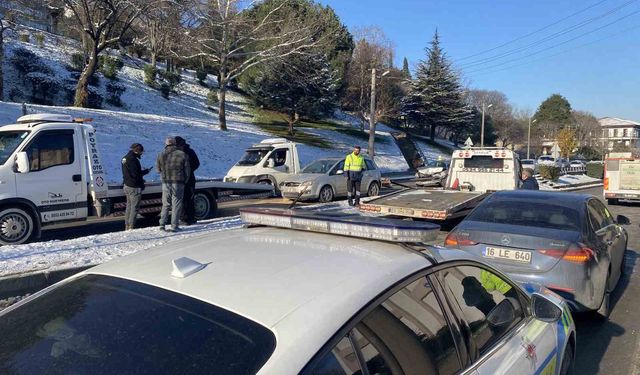 Kontrolden çıkan otomobil çarptığı aracı karşı yöne savurdu: 4 yaralı