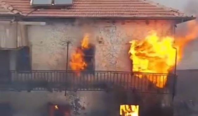 Konya'da fırtınada ev ve çiftlikteki saman balyaları alev alev yandı