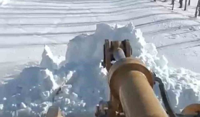 Köy yolları için zorlu mücadele: Kar kalınlığının 2 metreyi aştığı bölgede ekipler aralıksız mesai yapıyor