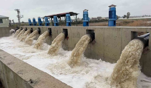 Mersin'de binlerce dönüm arazi selden kurtuldu, su pompaları yağmur suyunu böyle boşalttı