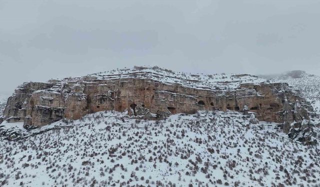Milyonlarca yıllık vadi beyaza büründü
