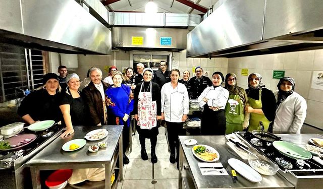 Ödüllü şef, Çeşme'de yeni aşçılar yetiştiriyor