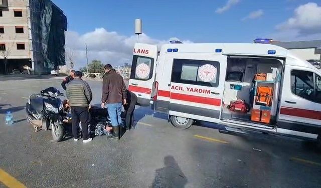 Otomobil ile çarpışan motosiklet sürücüsünün bacağı kırıldı