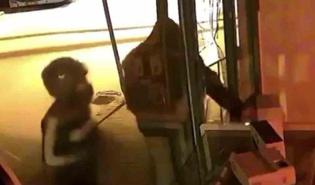 Parke taşıyla camları kırıp hırsızlık yaptılar: O anlar kamerada