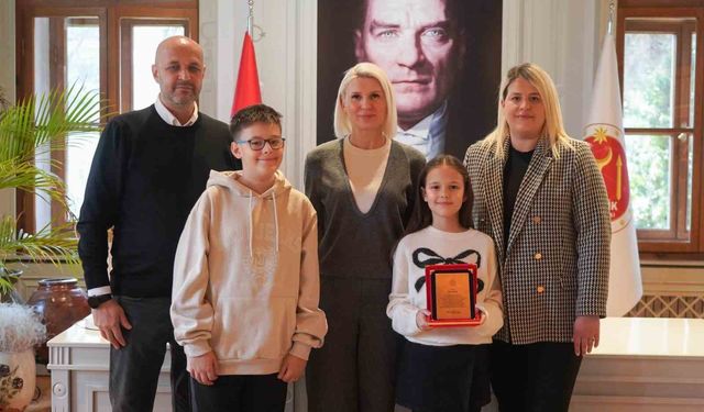 Piyano Festivali ve Yarışması'nda dereceye giren genç piyanist ödüllendirildi