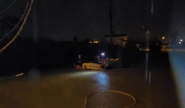 Sağanak yağmurun etkili olduğu Antalya'da mahsur kalan vatandaşlar botlarla kurtarıldı