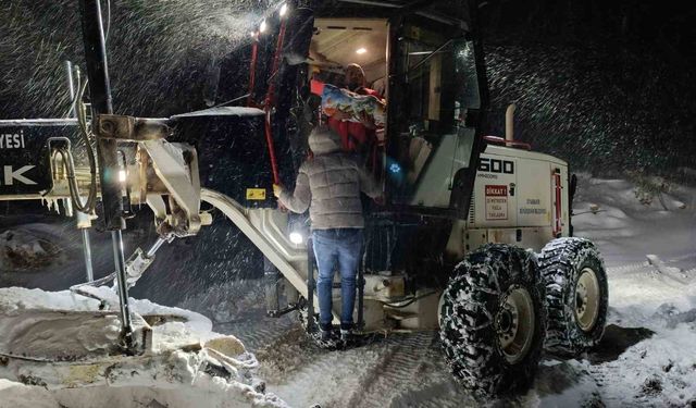 Sağlık ekipleri greyder eşliğinde 1 yaşındaki Mina'ya ulaştı