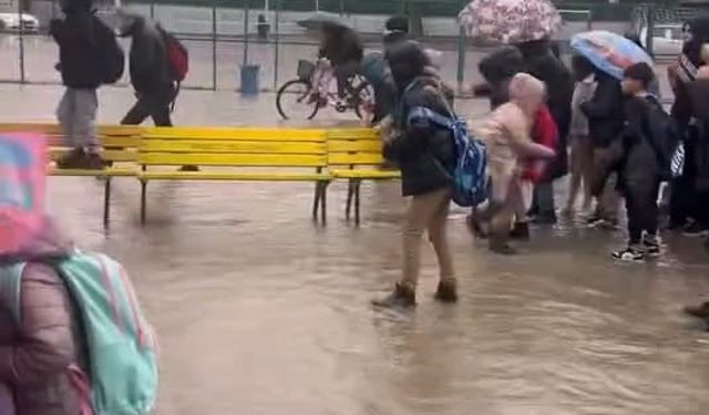 Sel ve fırtınada mahsur kalan öğrenciler için banklardan köprü