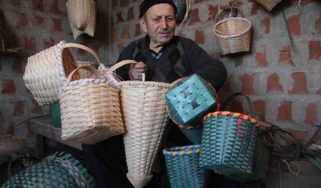 Sepet örerek geçen bir ömür: 88 yaşındaki Haki dede, 10 yaşından bu yana sepet örüyor