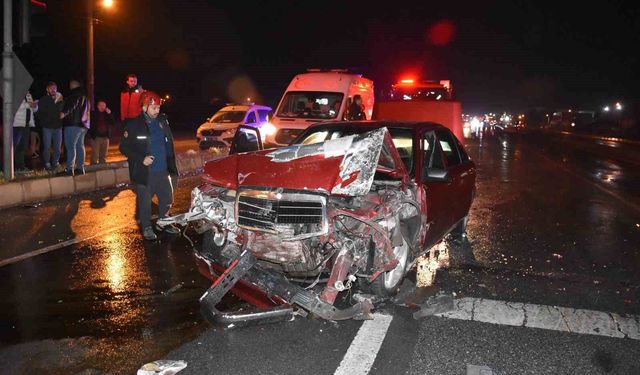 Servis minibüsüyle çarpışan otomobil sürücüsü kaçtı: 2 yaralı