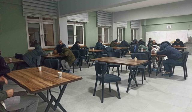 Sivas'ta kar esareti: Mahsur kalan 700 kişi okul yurtlarına yerleştirildi