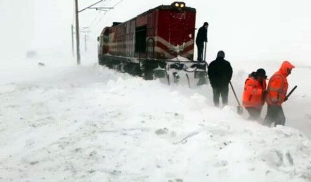 Soğuk hava ve kar yağışı demiryolu ulaşımını da olumsuz etkiledi