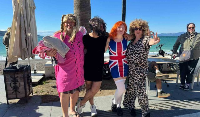 Soğuk havaya aldırmadılar, çocuklar ve hayvanlar için denize girdiler