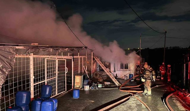 Sultangazi'de iki iş yeri alev alev yandı