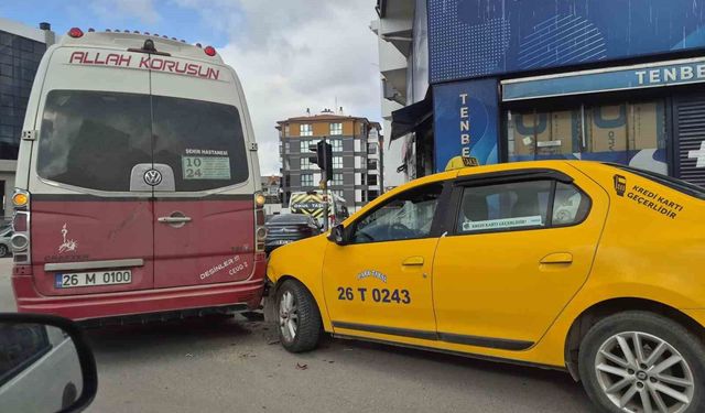 Taksi, dönüş yapan dolmuşa çarptı