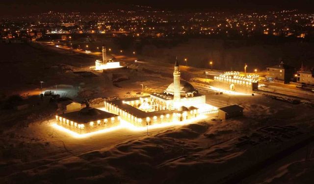 Tarihi Hüsrev Paşa Camii'nde gece ışıltısı: Tarih ve sanat buluştu