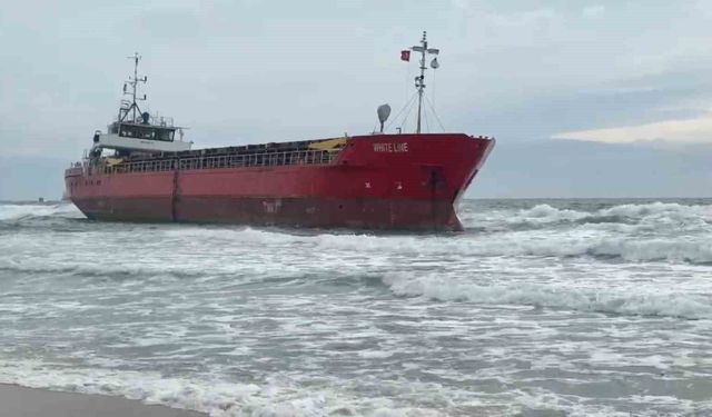 Tekirdağ'da karaya oturan gemi 3 gündür bekleyişini sürdürüyor