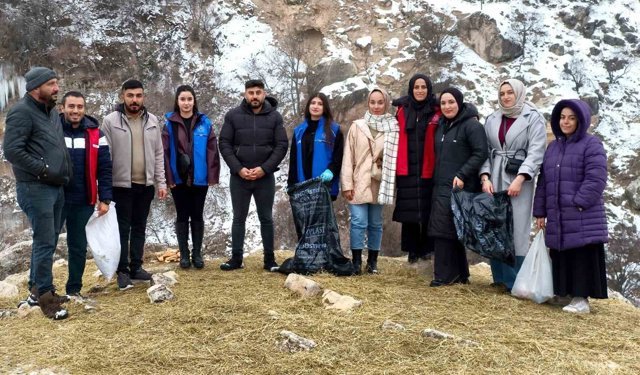 Tunceli'de soğuk kışa sıcak dokunuş: Gençler yaban hayatı için seferber oldu