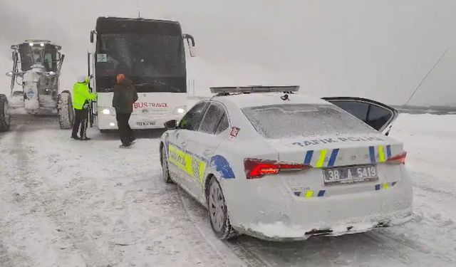 Tur otobüsünde donma tehlikesi geçiren 44 kişi kurtarıldı