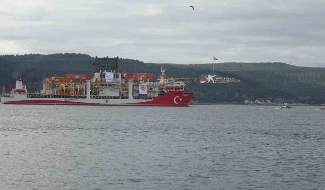 Türk sondaj gemisi Yıldırım Çanakkale Boğazı'ndan geçti