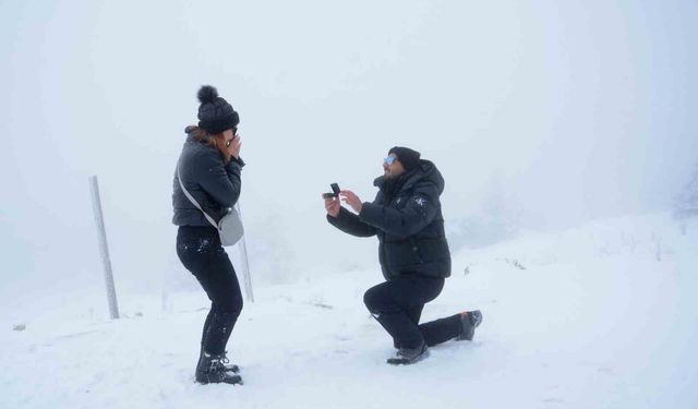 Uludağ'da yılın son ve ilk romantik sürprizleri: Karlar altında iki 'Evet'