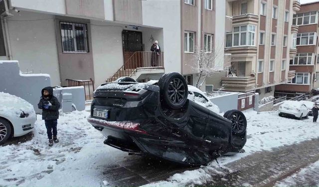 Ümraniye'de kontrolden çıkan otomobil takla attı: 3 yaralı