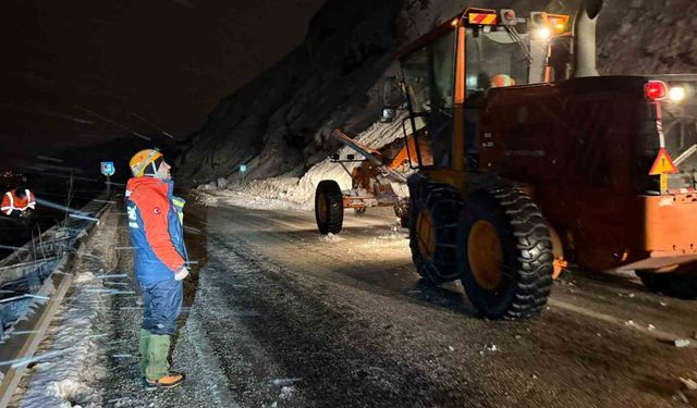 Van-Bitlis karayoluna çığ düştü