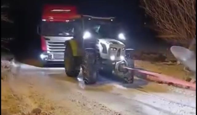 Yolda kalan tır, konvoy halinde çekilerek kurtarıldı