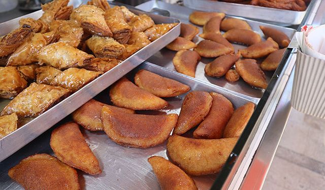 Mersin’in sevilen sokak lezzetlerinden taş kadayıfın tanesi 30 TL oldu