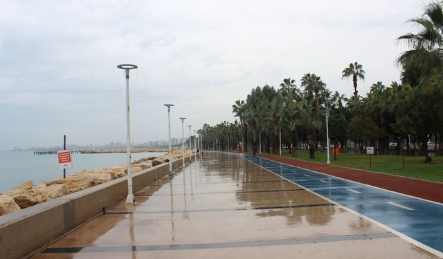 Mersin’de yağış başladı: Sahiller boş kaldı