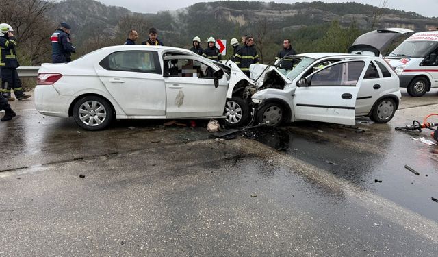 Antalya-Isparta yolunda iki otomobil kafa kafaya çarpıştı: 6 ölü, 6 yaralı