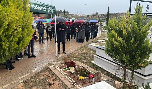 Mersin'de hayatını kaybeden keman sanatçısı Laçin Akyol, mezarı başında anıldı