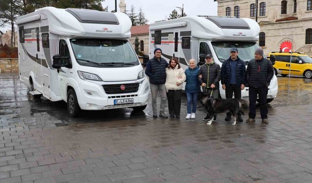 50 yıllık memleket hasretlerini karavanla gideriyorlar
