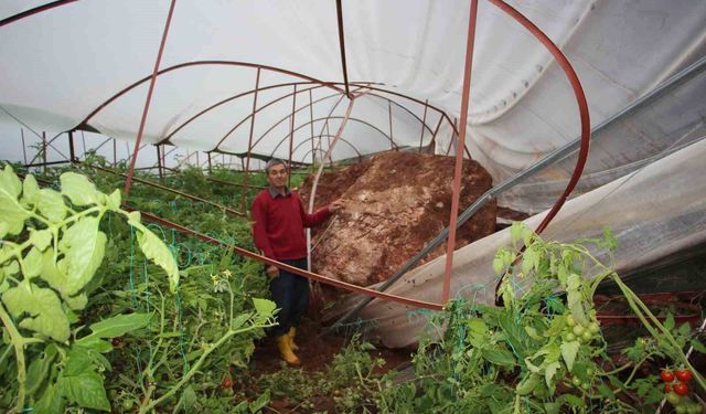 Antalya'da heyelan evlerin duvarlarını çatlattı, seralara dev kayalar düştü