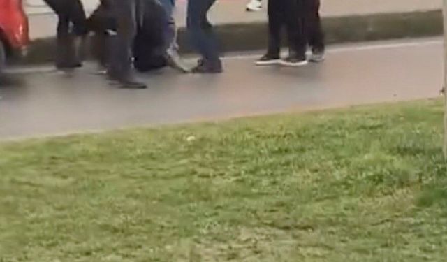 Aralarına aldıkları kişi tekme tokat dövdüler: O anlar kamerada