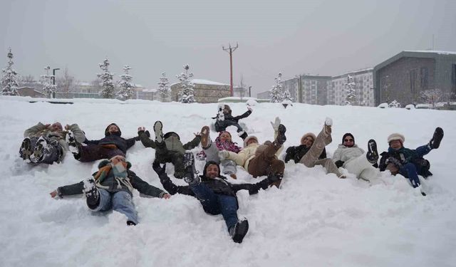 Belçikalı turistler Erzurum'da karda gönüllerince eğlendi