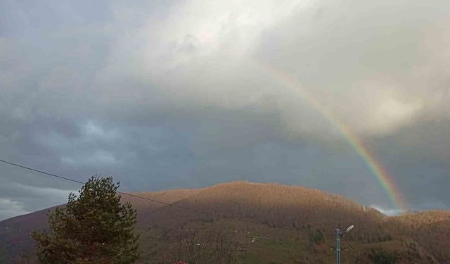 Bin rakımda oluşan gökkuşağı hayran bıraktı