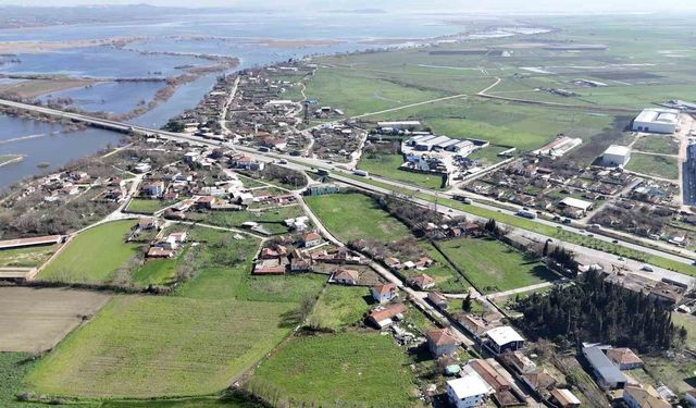 Bursa'da yağışlar göl seviyesini yükseltince evlerin bahçeleri sular altında kaldı