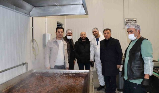 Cağ kebabın başkenti Oltu'da kavurma ve sucuk üretimi yapıyorlar
