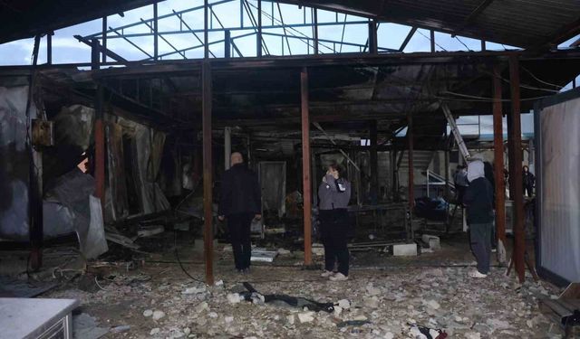Depremde evleri yıkılan aile yangınla birlikte ikinci kez yuvasız kaldı