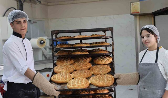 Diyarbakır'da öğrenci ve öğretmenlerin çıkardığı pideler ihtiyaç sahiplerine ulaştırılıyor